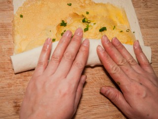 11、蛋龙卷,将面片卷上。