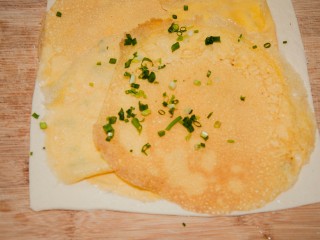 10、蛋龙卷,撒上葱花。