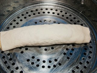 12、蛋龙卷,笼屉刷少许油,将面卷放入,静置15分钟,用中火蒸20分钟左右关火,5分钟移笼揭盖。