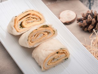 13、蛋龙卷,姜蛋龙卷切块即可。