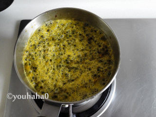 4、百香果酱,开小火慢炖，中间要不停的搅拌，避免糊锅。