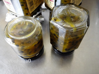 6、百香果酱,一直炖煮到汤汁浓稠时，关火，趁热装入玻璃瓶中，装果酱的瓶子务必提前消毒（开水烫或者用锅煮），装入果酱后拧紧瓶盖，倒扣放凉。