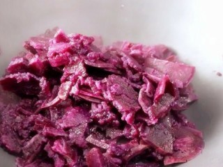 4、紫薯糯米丸子, 将蒸好的紫薯取出。把紫薯捣成泥。