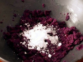 5、紫薯糯米丸子,在紫薯泥中加入白糖，搅拌均匀。