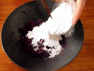 6、紫薯糯米丸子,再倒入适量的糯米粉。