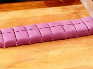 8、紫薯糯米丸子,将揉好的面团切成大小均匀的小方块。