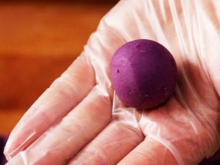 9、紫薯糯米丸子,用手揉搓成光滑的小丸子。
