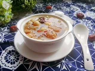 1、电饭煲   桂圆莲子银耳羹,成品图来一张。