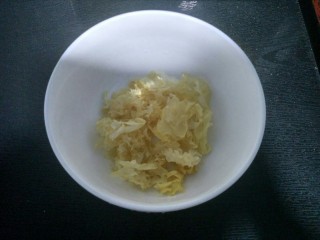 2、电饭煲   桂圆莲子银耳羹,准备银耳并剪碎。