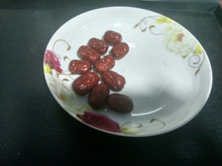 4、电饭煲   桂圆莲子银耳羹,准备红枣。