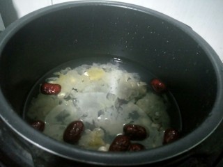 8、电饭煲   桂圆莲子银耳羹,将所有食材倒入电饭锅内胆，洗净，加适量的水。