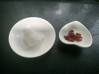 10、电饭煲   桂圆莲子银耳羹,准备冰糖和枸杞。