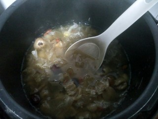 11、电饭煲   桂圆莲子银耳羹,电饭煲提示音响了，加枸杞，不要断电，焖一会。