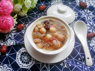 12、电饭煲   桂圆莲子银耳羹,放冰糖，搅拌糖化了。