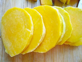 2、中式点心+月饼“蒸”的好吃!,南瓜选择瓶颈部位,洗干净去皮也切成薄片。