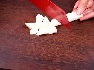 2、山药小米黑枣粥—健康美味有益处,伴你活力一整天,山药去皮后切块。