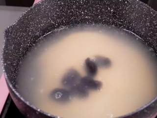 4、山药小米黑枣粥—健康美味有益处,伴你活力一整天,锅中加适量水倒入小米、黑枣。