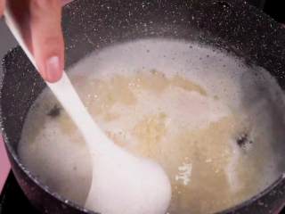 5、山药小米黑枣粥—健康美味有益处,伴你活力一整天,搅拌一下，大火煮开后，小火煮至稠软。