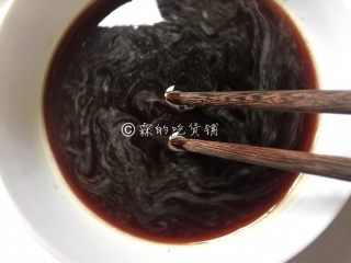 3、红枣红糖快手发糕,搅拌至彻底溶解。