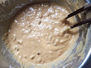 8、红枣红糖快手发糕,搅拌成如图中的这种厚浆糊状就可以，很稀的不行哦。