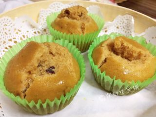 11、红枣红糖快手发糕,为什么会开花，就是因为用了泡打粉，换句话说，要想开花，就必须要用泡打粉，用酵母发的不会开花的哦。