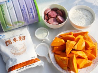 1、南瓜紫薯饼,准备好所有食材。