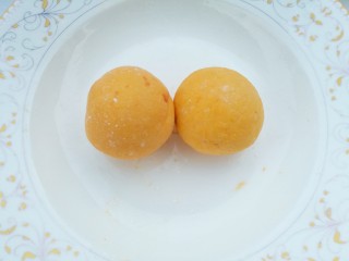 12、南瓜紫薯饼,包起揉圆。