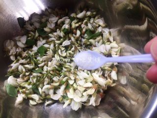 2、槐花饼,槐花里加0.5小勺盐。