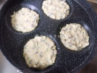 9、槐花饼,煎锅里刷油，舀适量的面糊摊成小饼状。