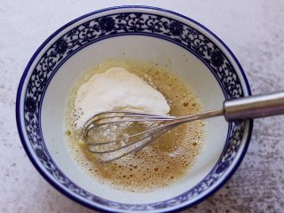 10、鹅蛋菠菜早餐饼,这个时候加入面粉。