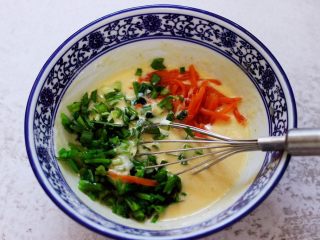 12、鹅蛋菠菜早餐饼,加入切碎的焯水菠菜和焯水的胡萝卜碎。