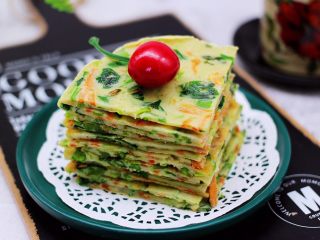 16、鹅蛋菠菜早餐饼,啦啦啦,香酥可口的鹅蛋菠菜早餐饼出锅咯,用刀切块,这样方便食用。