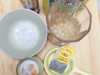 1、奶茶三兄弟,准备好食材。珍珠、布丁、红茶包、炼乳、牛奶。