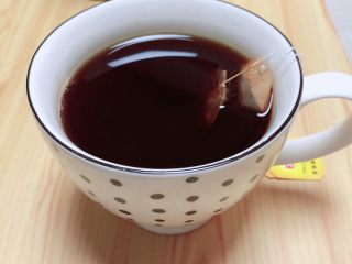 2、奶茶三兄弟,泡红茶，用两包红茶包，开水泡茶待用。