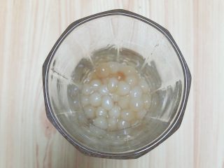 3、奶茶三兄弟,取一只杯子，放入煮好的珍珠。