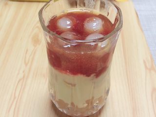 8、奶茶三兄弟,倒入泡好的红茶。