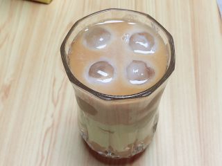 9、奶茶三兄弟,加入牛奶或者淡奶油。