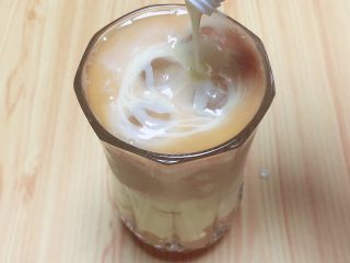 10、奶茶三兄弟,最后加入炼乳。