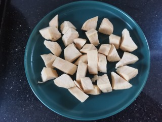 2、红薯南瓜粥,切成小块