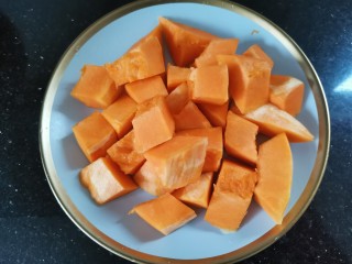 4、红薯南瓜粥,切成小块