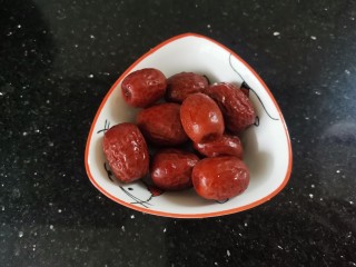 5、红薯南瓜粥,红枣洗净