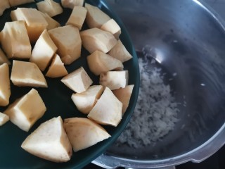 8、红薯南瓜粥,倒入红薯