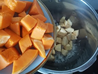 9、红薯南瓜粥,倒入南瓜