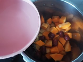 11、红薯南瓜粥,倒入饮用水（大概食材三倍的水）