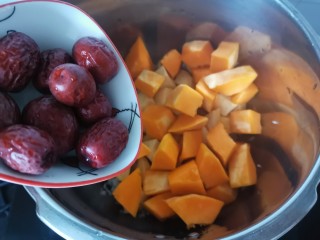 10、红薯南瓜粥,倒入红枣