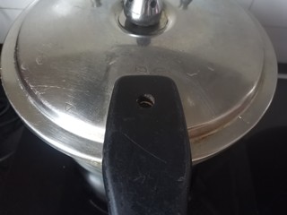 12、红薯南瓜粥,盖上盖子大火烧开转中小火压15-20分钟