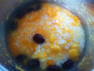 13、红薯南瓜粥,等气阀消气了打开