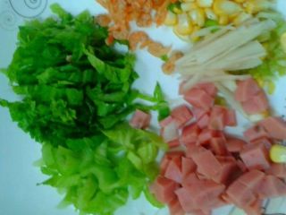 1、虾米芥菜粥,如图。把材料准备好