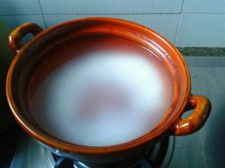 2、虾米芥菜粥,如图。米淘洗干净 加入五倍的水煮开。转小火