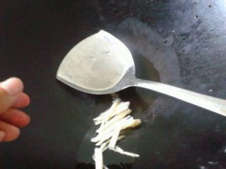 3、虾米芥菜粥,如图。煮粥的时候。准备炒香材料 锅坐油放入姜丝。